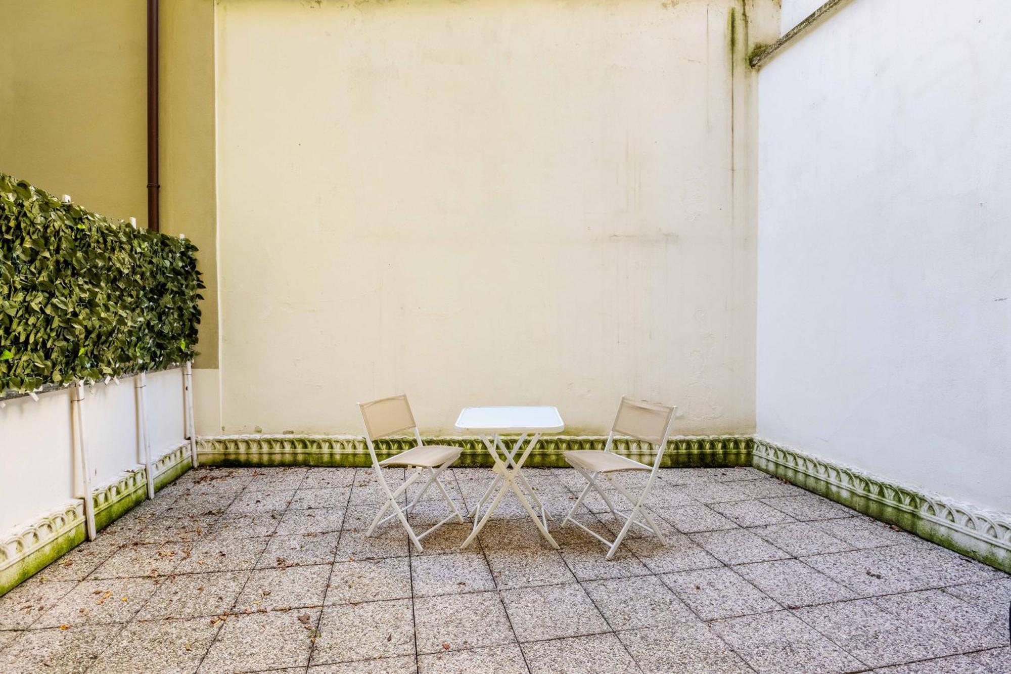 One Bedroom Apartment With Terrace Near Duomo Milan Exterior photo